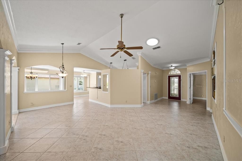 合同活跃: $250,000 (2 贝兹, 2 浴室, 1573 平方英尺)