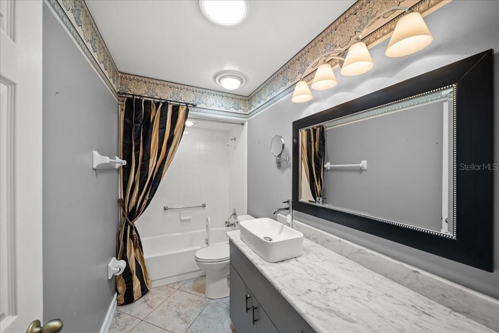 合同活跃: $250,000 (2 贝兹, 2 浴室, 1573 平方英尺)