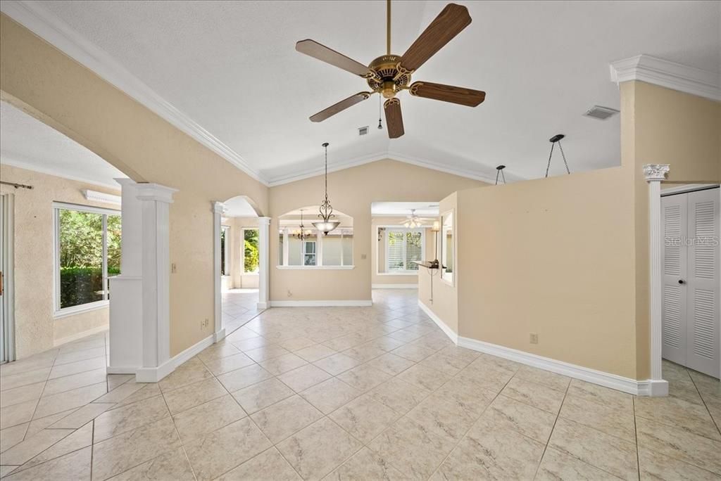 合同活跃: $250,000 (2 贝兹, 2 浴室, 1573 平方英尺)