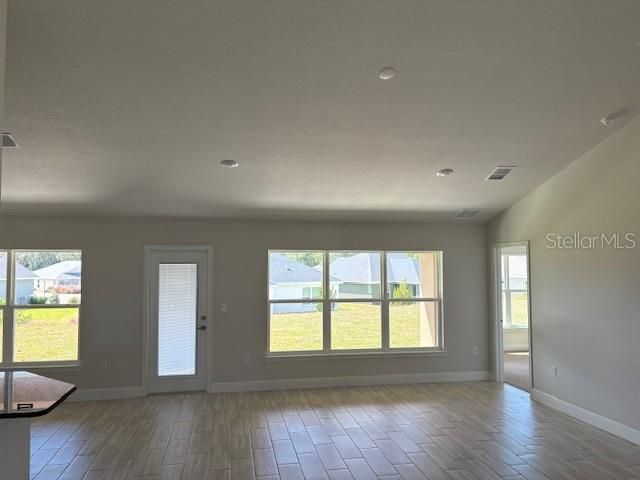 Под контрактом: $349,250 (4 спален, 2 ванн, 2169 Квадратных фут)