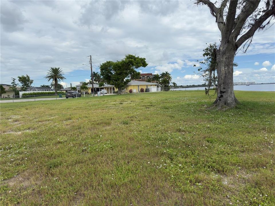 En Venta: $920,000 (0.63 acres)