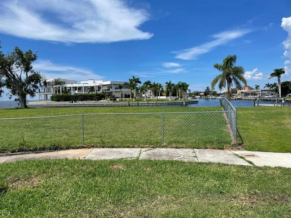 For Sale: $1,150,000 (0.63 acres)