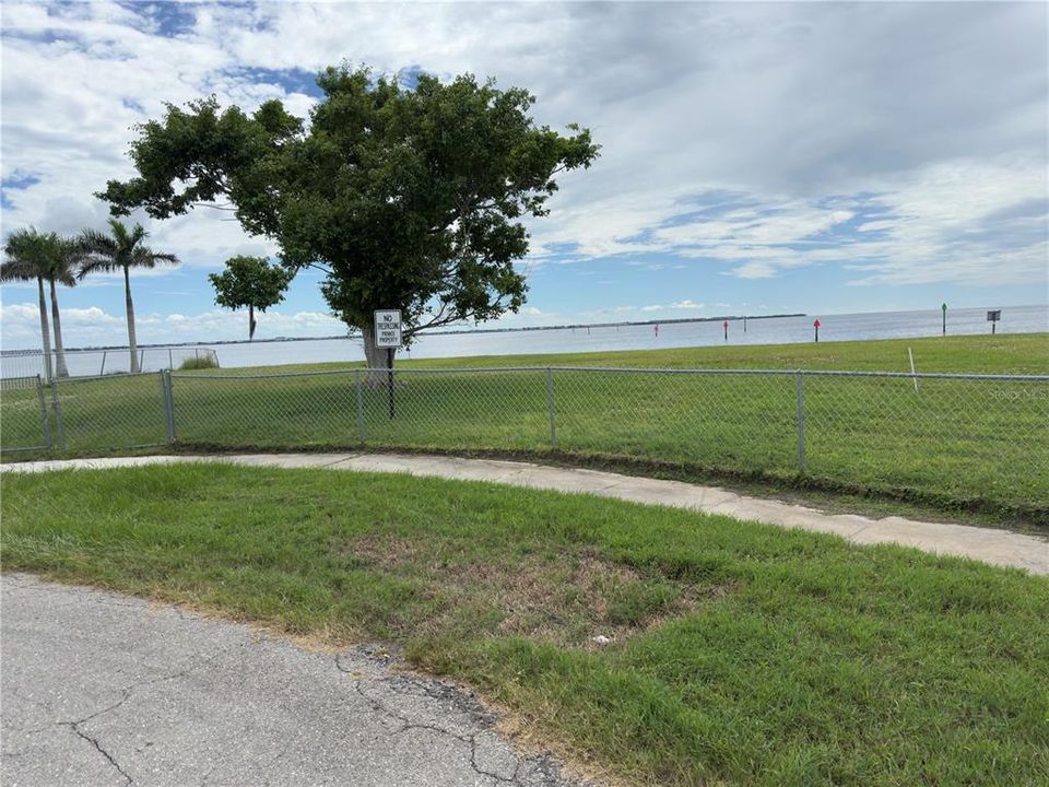En Venta: $920,000 (0.63 acres)
