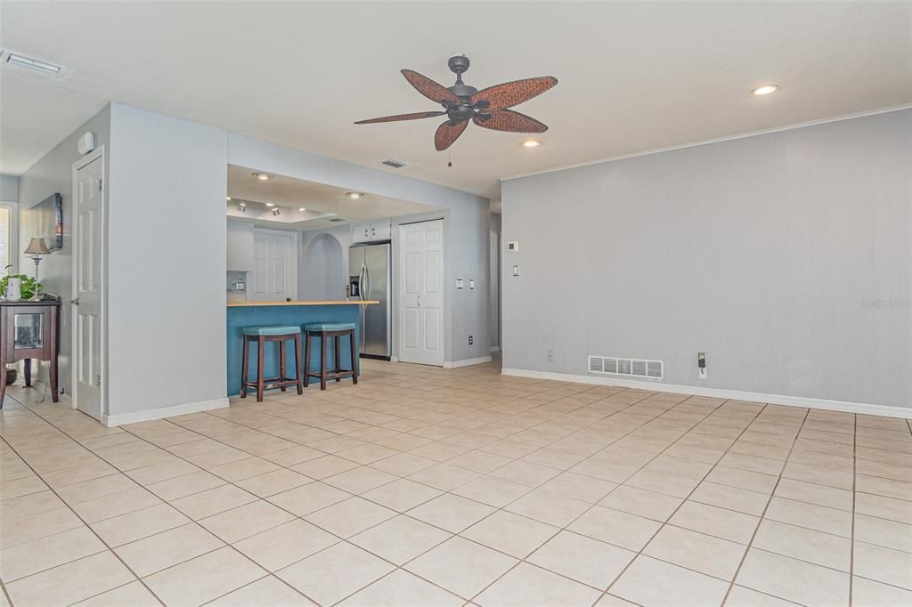 Под контрактом: $325,000 (3 спален, 2 ванн, 1694 Квадратных фут)