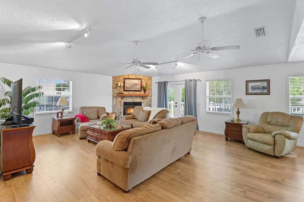 待售: $820,000 (3 贝兹, 2 浴室, 2101 平方英尺)