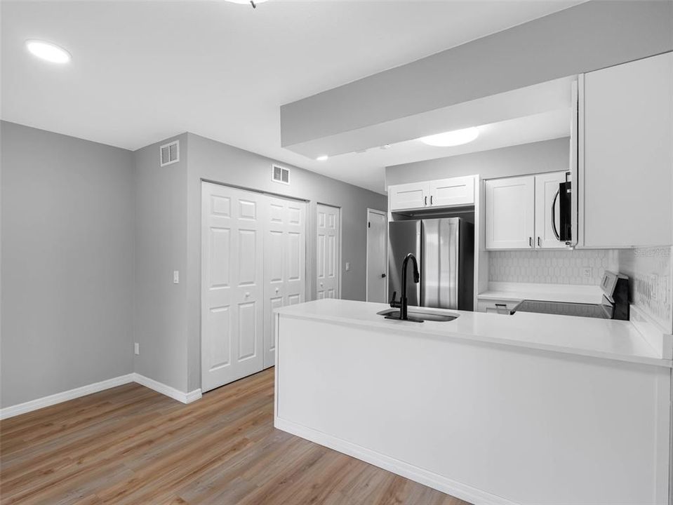 待售: $225,000 (2 贝兹, 2 浴室, 1118 平方英尺)