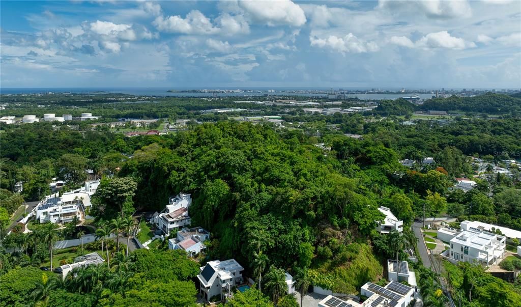 待售: $2,900,000 (2.57 acres)