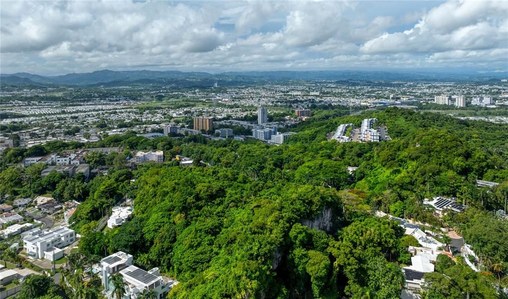 待售: $2,900,000 (2.57 acres)