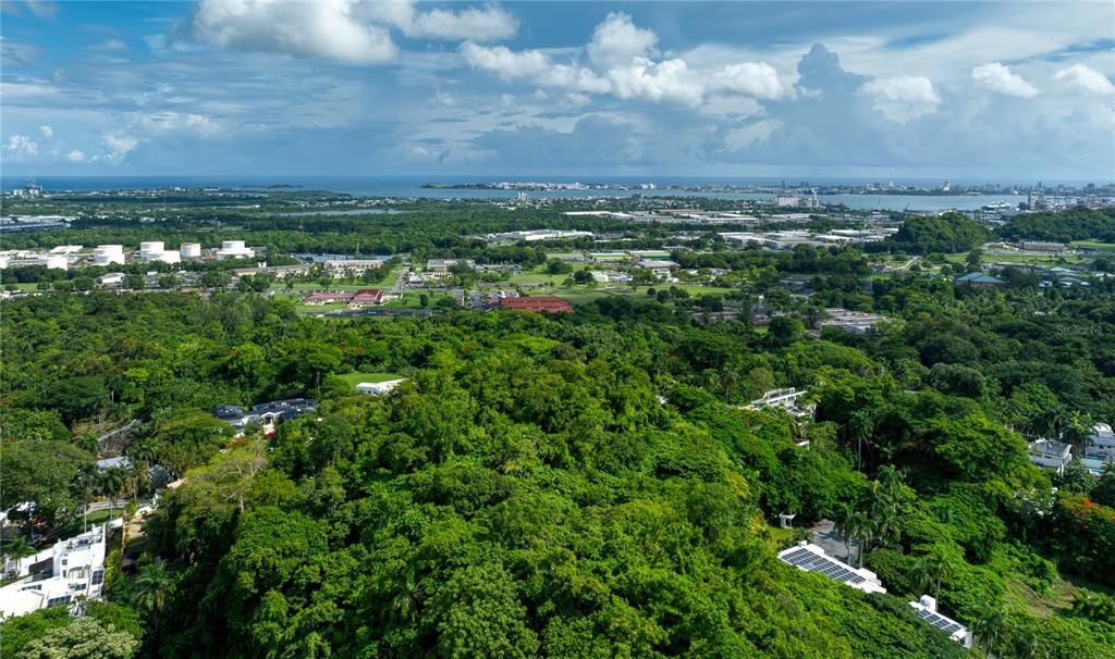 待售: $2,900,000 (2.57 acres)