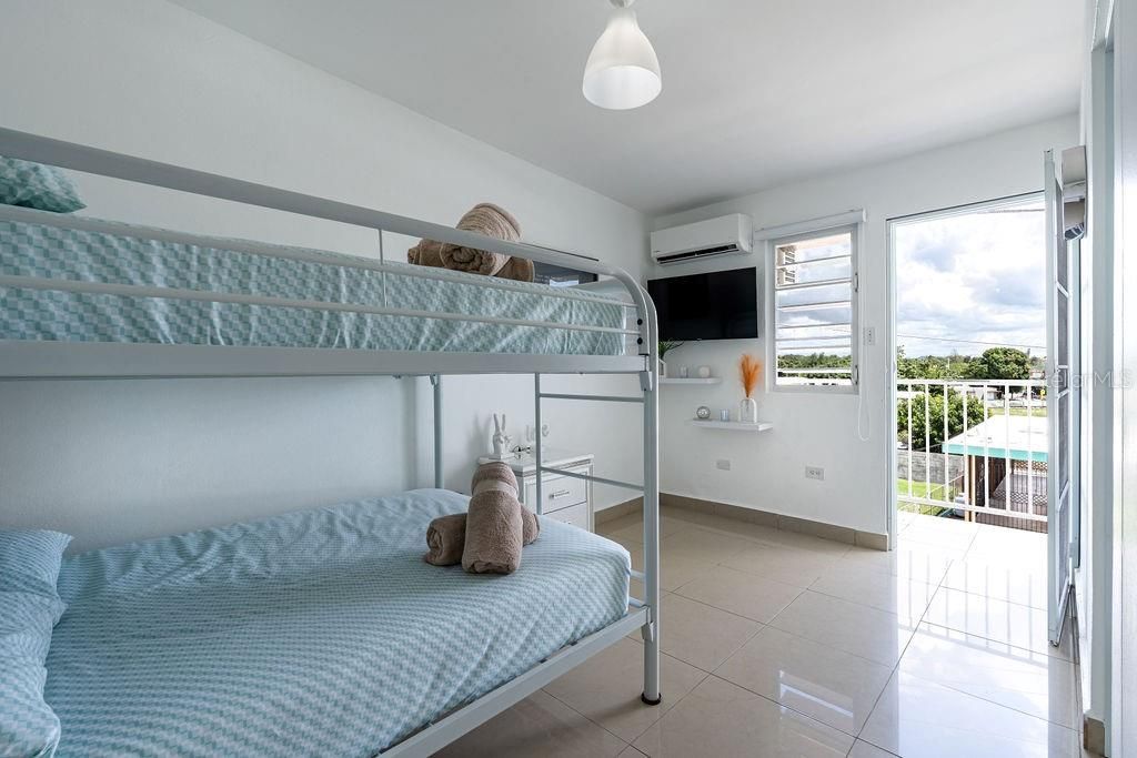 For Sale: $231,500 (2 beds, 2 baths, 1000 Square Feet)