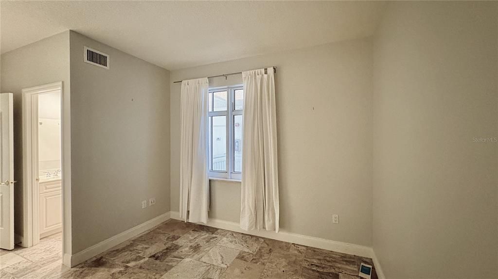 For Rent: $4,300 (3 beds, 3 baths, 2117 Square Feet)