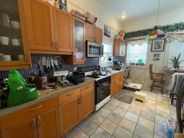 Под контрактом: $749,900 (3 спален, 3 ванн, 2346 Квадратных фут)