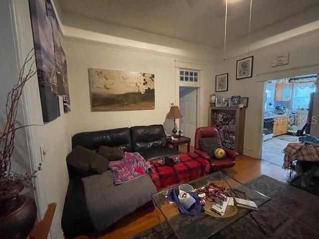 Под контрактом: $749,900 (3 спален, 3 ванн, 2346 Квадратных фут)