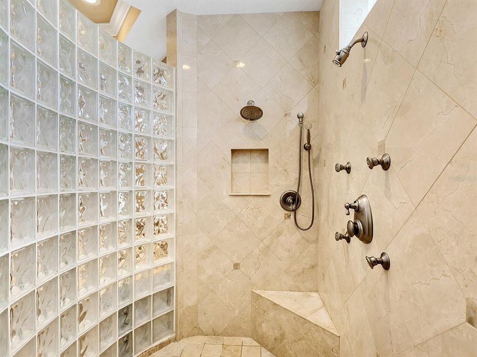 Под контрактом: $1,849,000 (4 спален, 3 ванн, 4125 Квадратных фут)