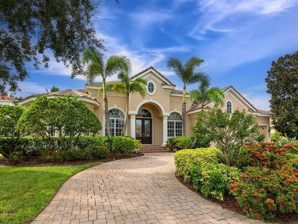 Под контрактом: $1,849,000 (4 спален, 3 ванн, 4125 Квадратных фут)