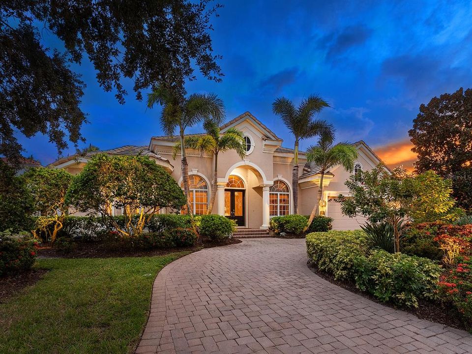 Под контрактом: $1,849,000 (4 спален, 3 ванн, 4125 Квадратных фут)