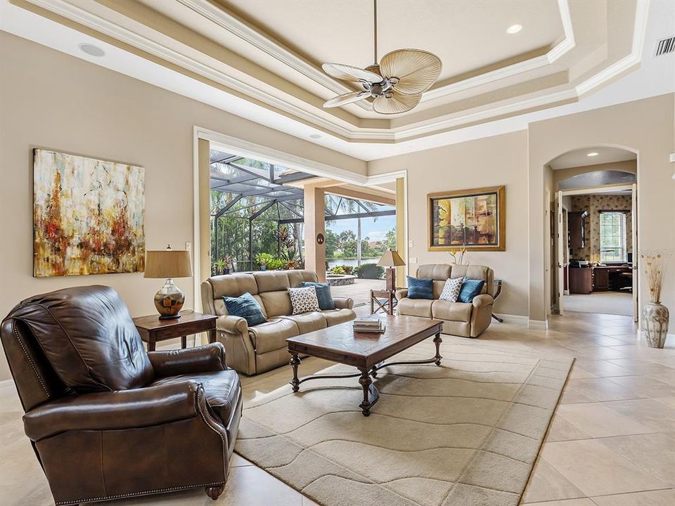 Под контрактом: $1,849,000 (4 спален, 3 ванн, 4125 Квадратных фут)