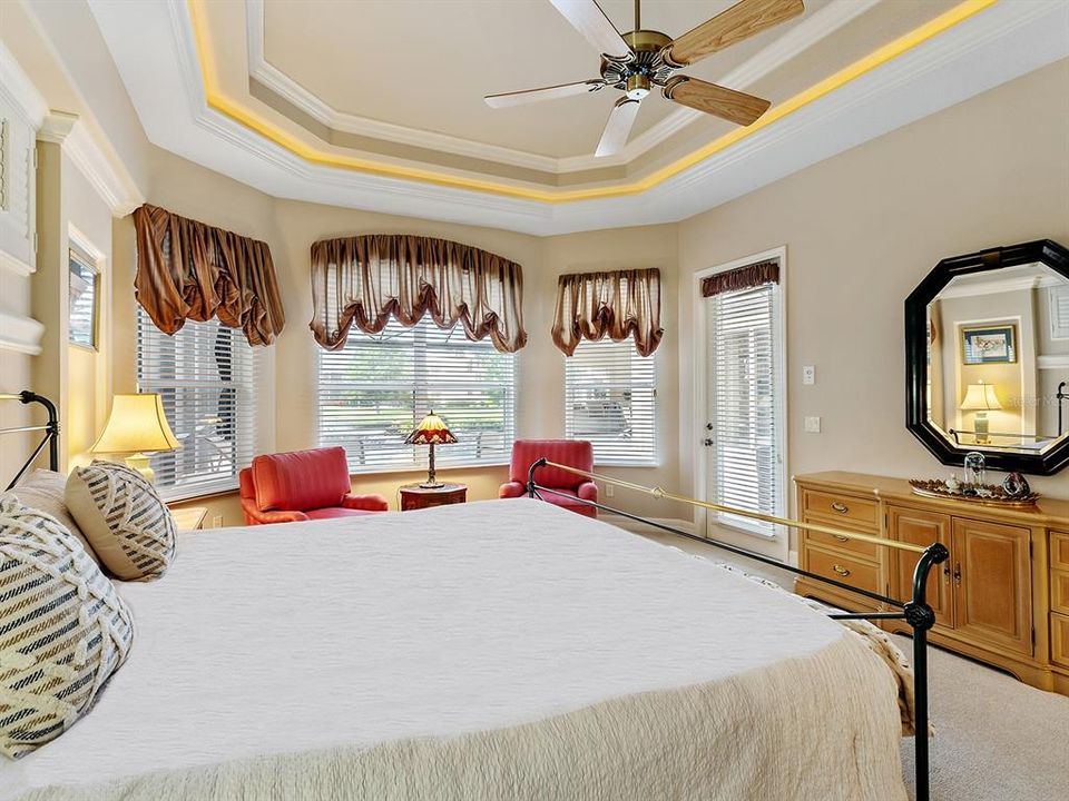 Под контрактом: $1,849,000 (4 спален, 3 ванн, 4125 Квадратных фут)