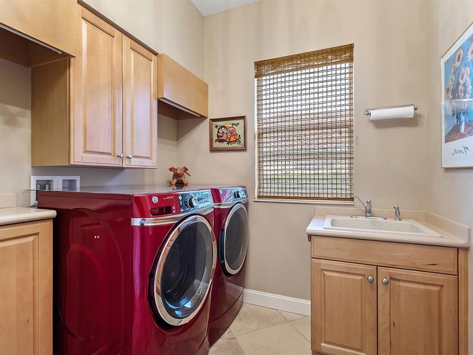 Под контрактом: $1,849,000 (4 спален, 3 ванн, 4125 Квадратных фут)