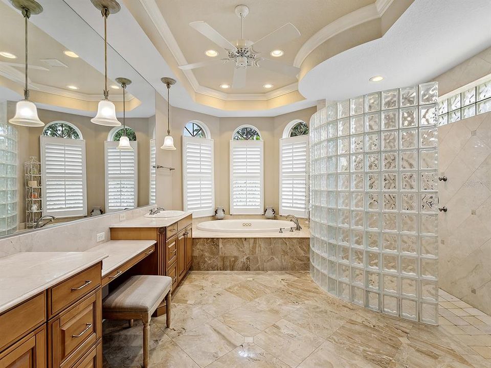 Под контрактом: $1,849,000 (4 спален, 3 ванн, 4125 Квадратных фут)