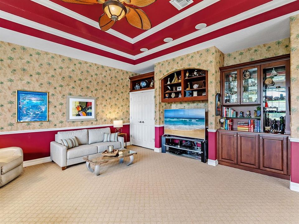 Под контрактом: $1,849,000 (4 спален, 3 ванн, 4125 Квадратных фут)