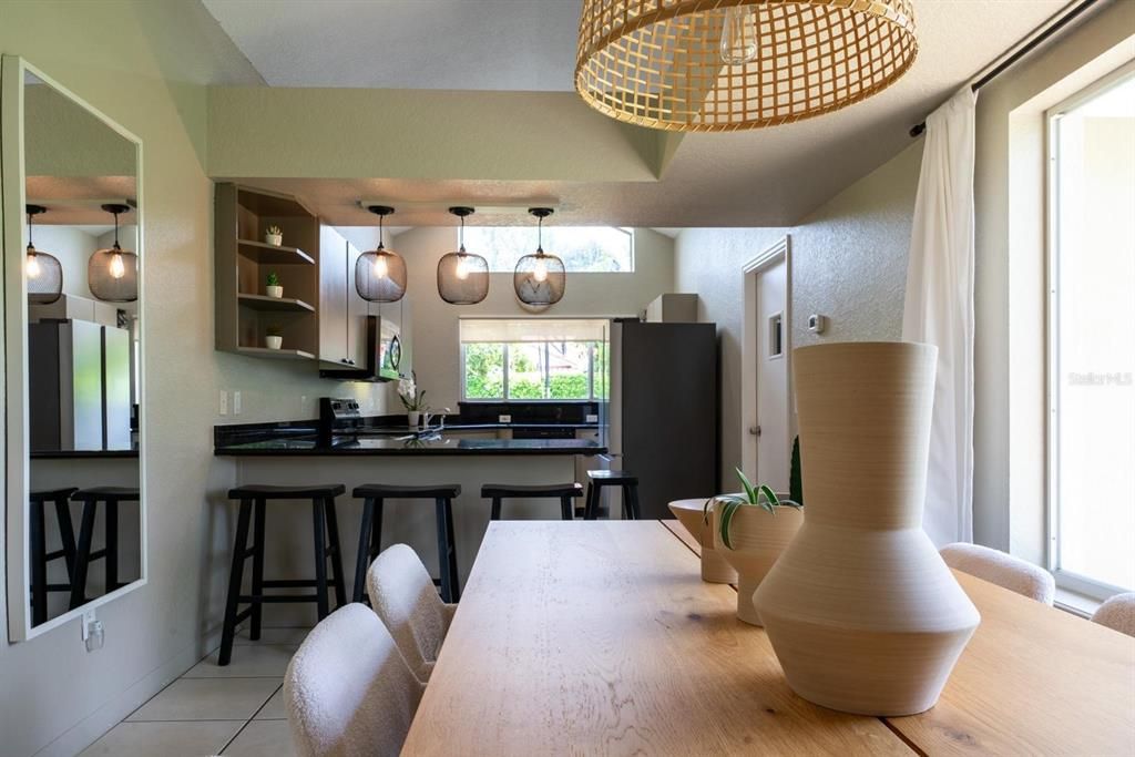 Active With Contract: $600,000 (2 beds, 2 baths, 1586 Square Feet)