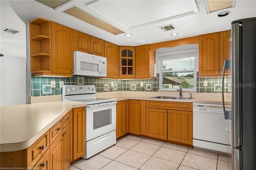 For Sale: $349,900 (3 beds, 2 baths, 1916 Square Feet)