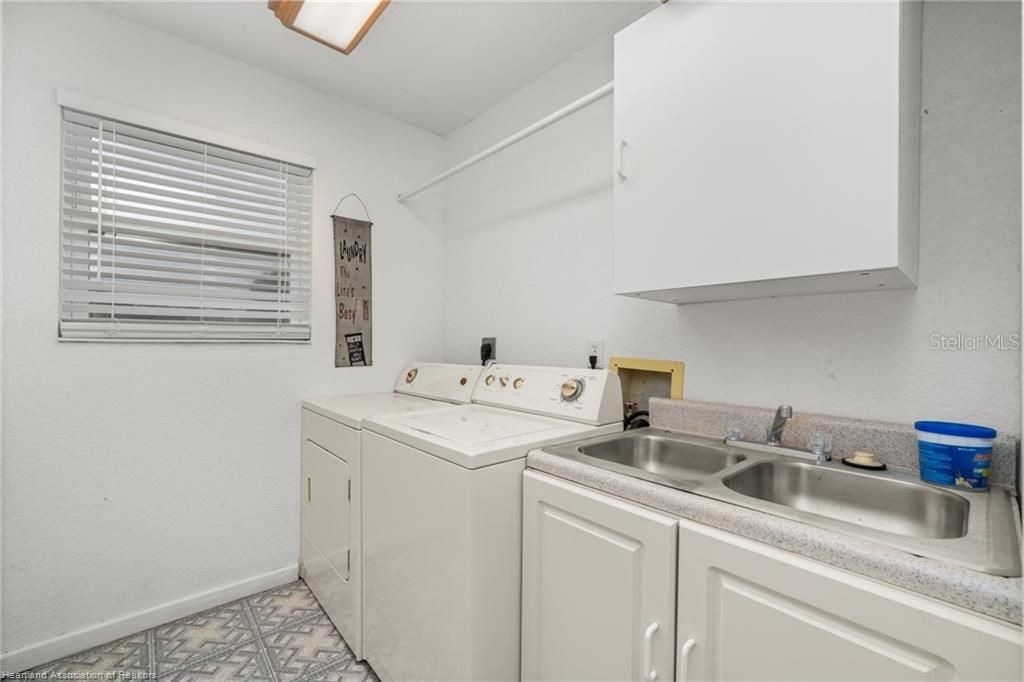 For Sale: $349,900 (3 beds, 2 baths, 1916 Square Feet)