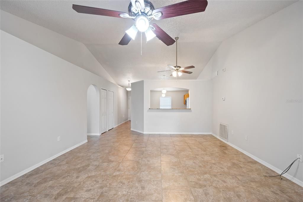 На продажу: $279,900 (3 спален, 2 ванн, 1368 Квадратных фут)