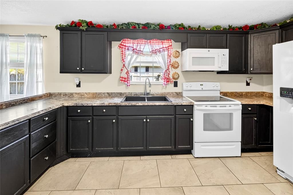 На продажу: $195,000 (2 спален, 2 ванн, 952 Квадратных фут)