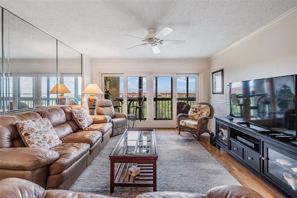 Active With Contract: $229,900 (2 beds, 2 baths, 1070 Square Feet)