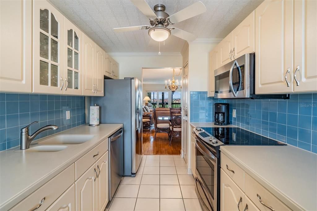 Active With Contract: $229,900 (2 beds, 2 baths, 1070 Square Feet)