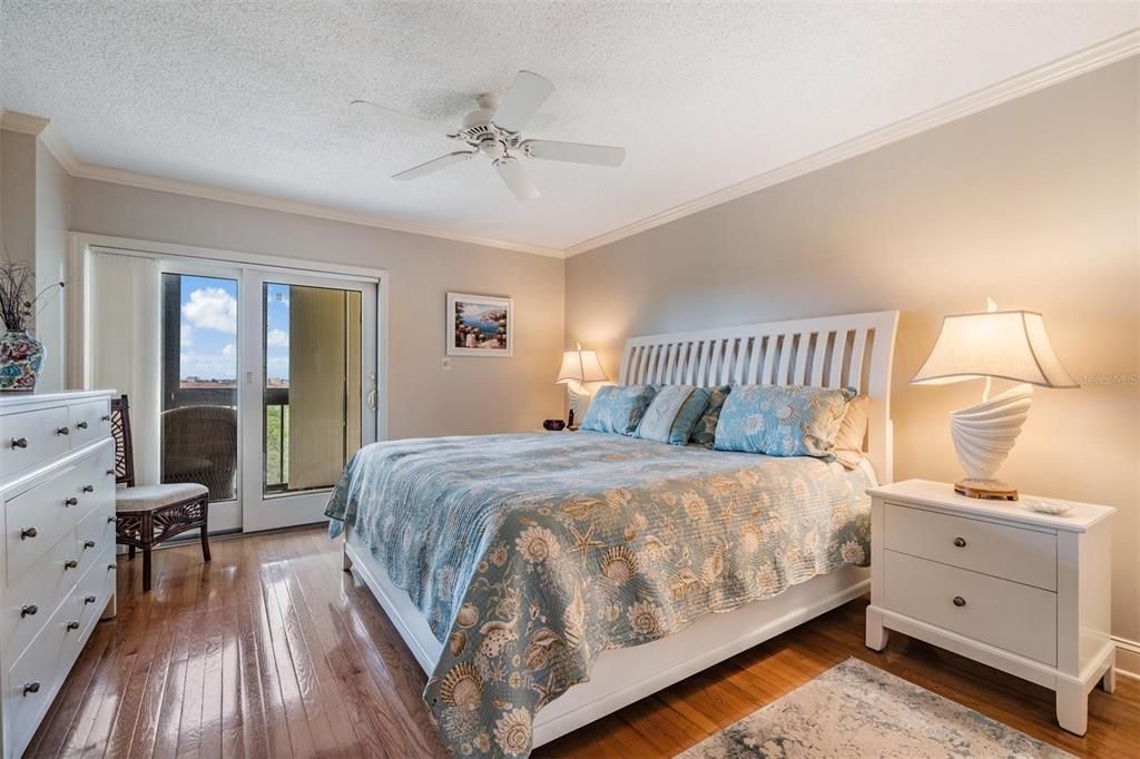 Active With Contract: $229,900 (2 beds, 2 baths, 1070 Square Feet)