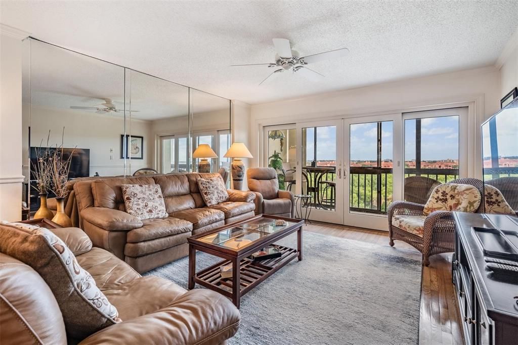 Active With Contract: $229,900 (2 beds, 2 baths, 1070 Square Feet)