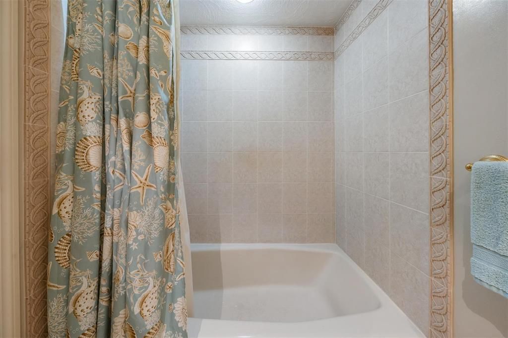 Active With Contract: $229,900 (2 beds, 2 baths, 1070 Square Feet)