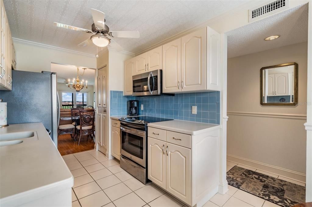 Active With Contract: $229,900 (2 beds, 2 baths, 1070 Square Feet)