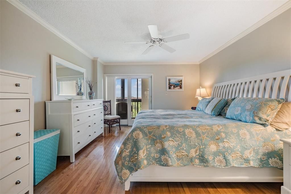 Active With Contract: $229,900 (2 beds, 2 baths, 1070 Square Feet)