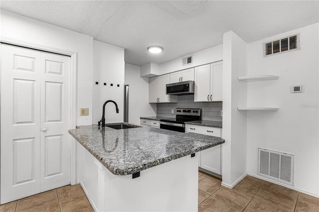 На продажу: $125,000 (1 спален, 1 ванн, 630 Квадратных фут)