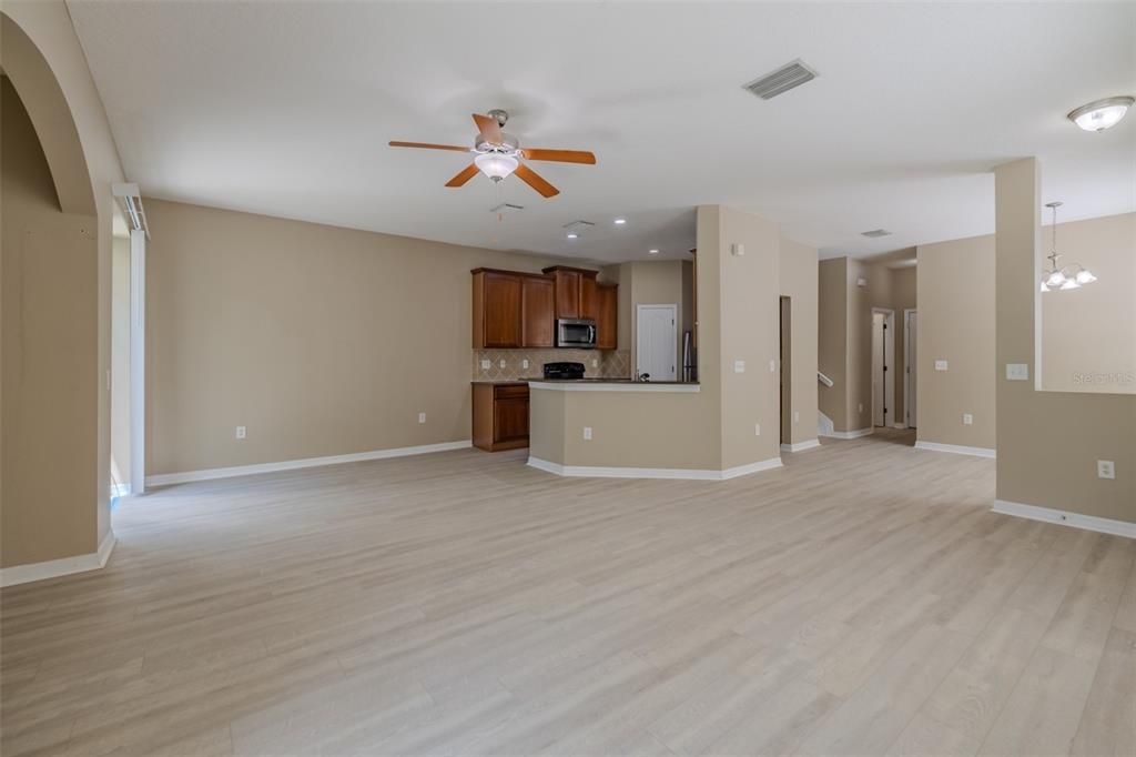 Active With Contract: $270,000 (3 beds, 2 baths, 1864 Square Feet)