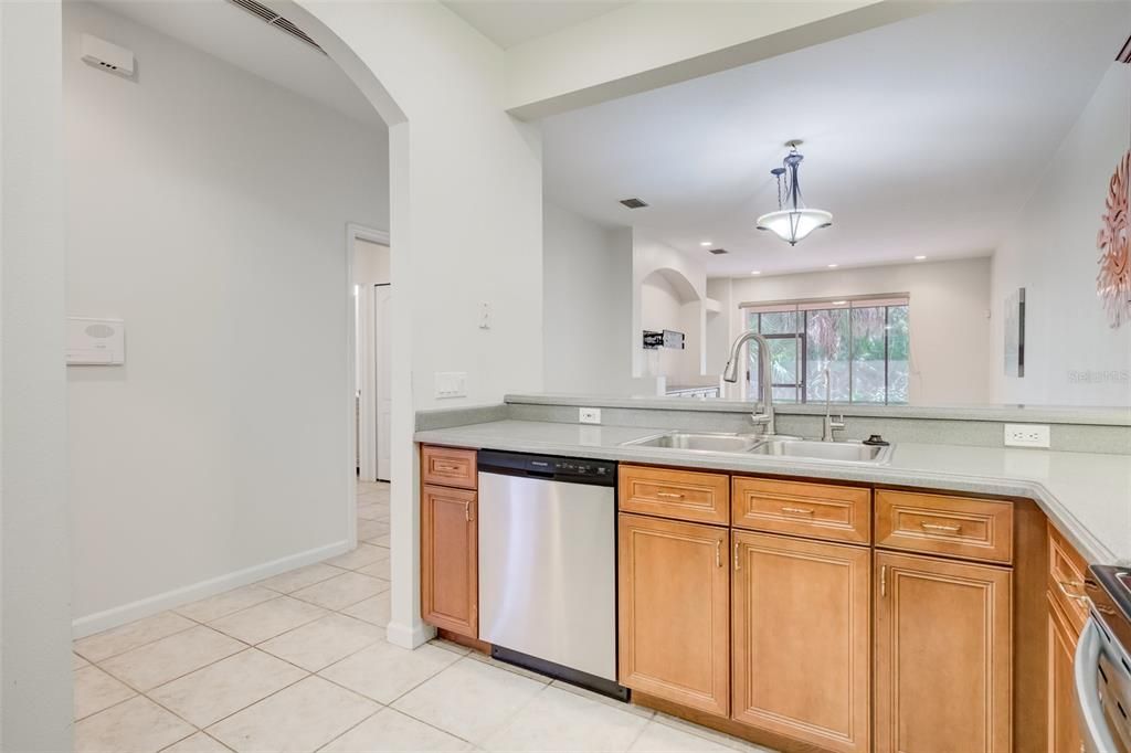 На продажу: $265,000 (2 спален, 2 ванн, 1393 Квадратных фут)