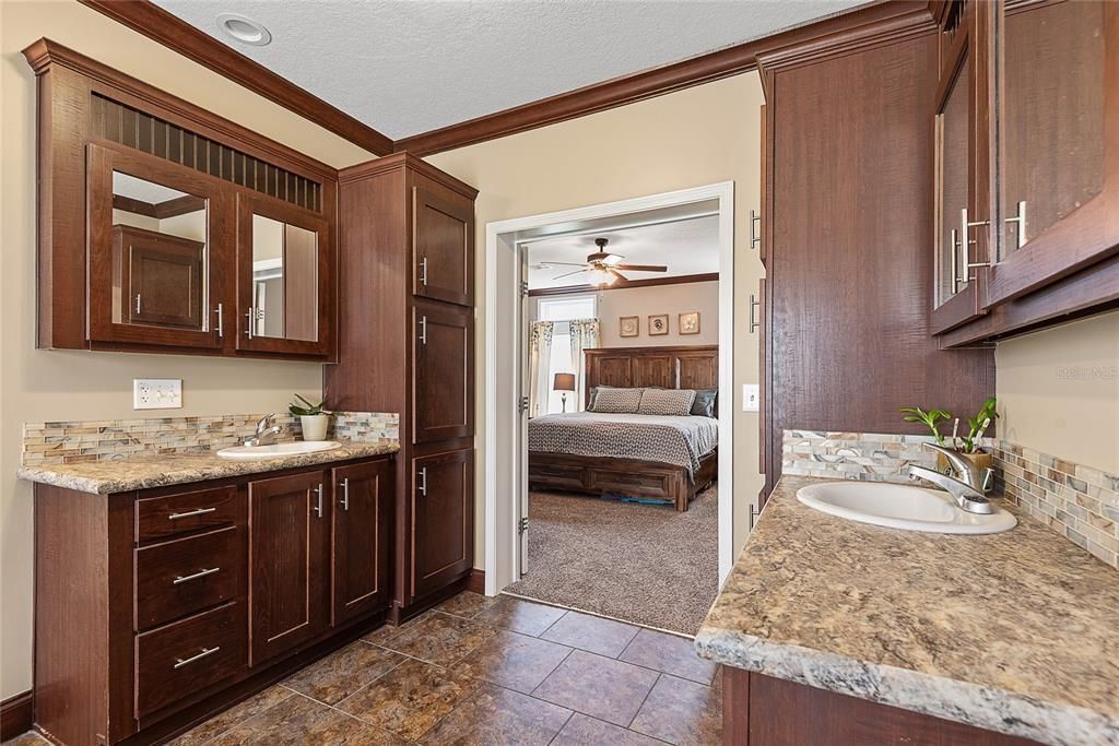 На продажу: $399,000 (4 спален, 2 ванн, 2295 Квадратных фут)