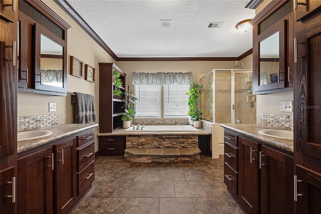 На продажу: $399,000 (4 спален, 2 ванн, 2295 Квадратных фут)