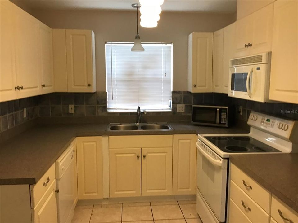 合同活跃: $229,000 (2 贝兹, 2 浴室, 1283 平方英尺)