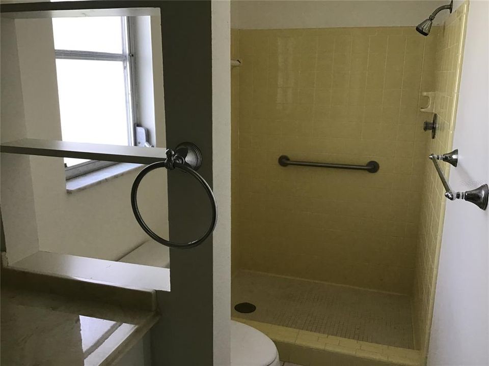 合同活跃: $229,000 (2 贝兹, 2 浴室, 1283 平方英尺)