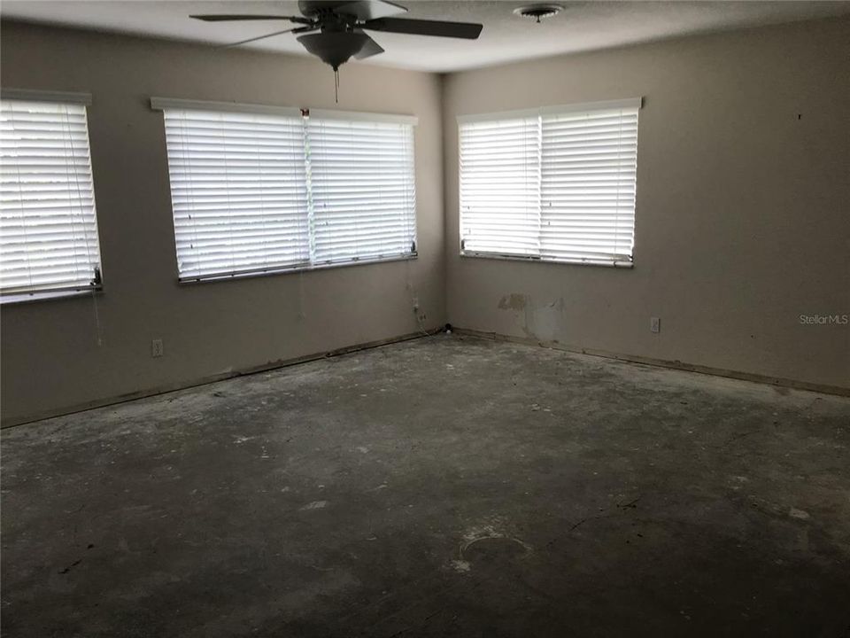 合同活跃: $229,000 (2 贝兹, 2 浴室, 1283 平方英尺)