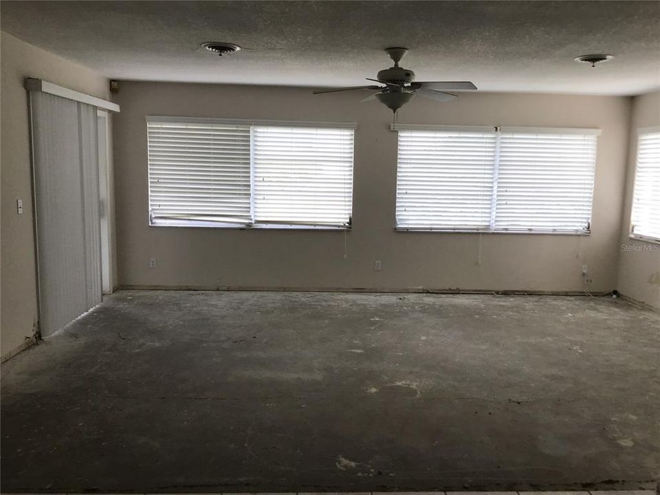 合同活跃: $229,000 (2 贝兹, 2 浴室, 1283 平方英尺)