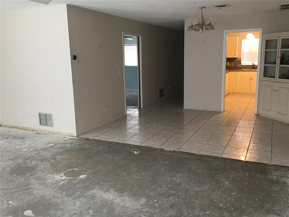 合同活跃: $229,000 (2 贝兹, 2 浴室, 1283 平方英尺)