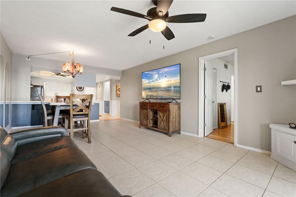 На продажу: $166,500 (2 спален, 2 ванн, 1064 Квадратных фут)