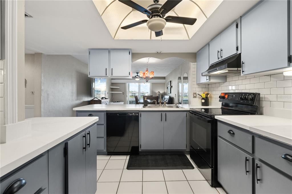 На продажу: $166,500 (2 спален, 2 ванн, 1064 Квадратных фут)