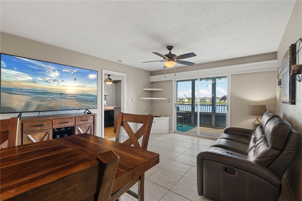 На продажу: $166,500 (2 спален, 2 ванн, 1064 Квадратных фут)